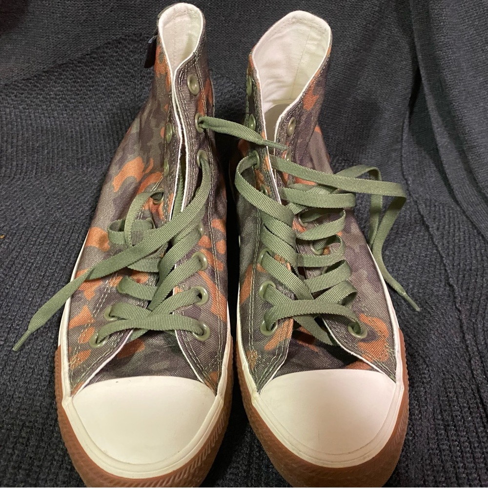Converse tennis shoes